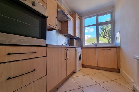 3 bedroom terraced house to rent, Winterbourne Road