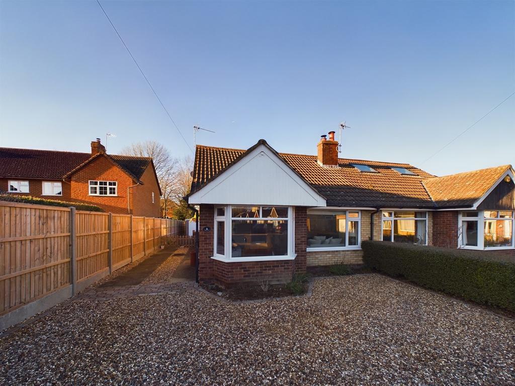 Docklands, Pirton, Hitchin, SG5 2 bed semidetached bungalow for sale
