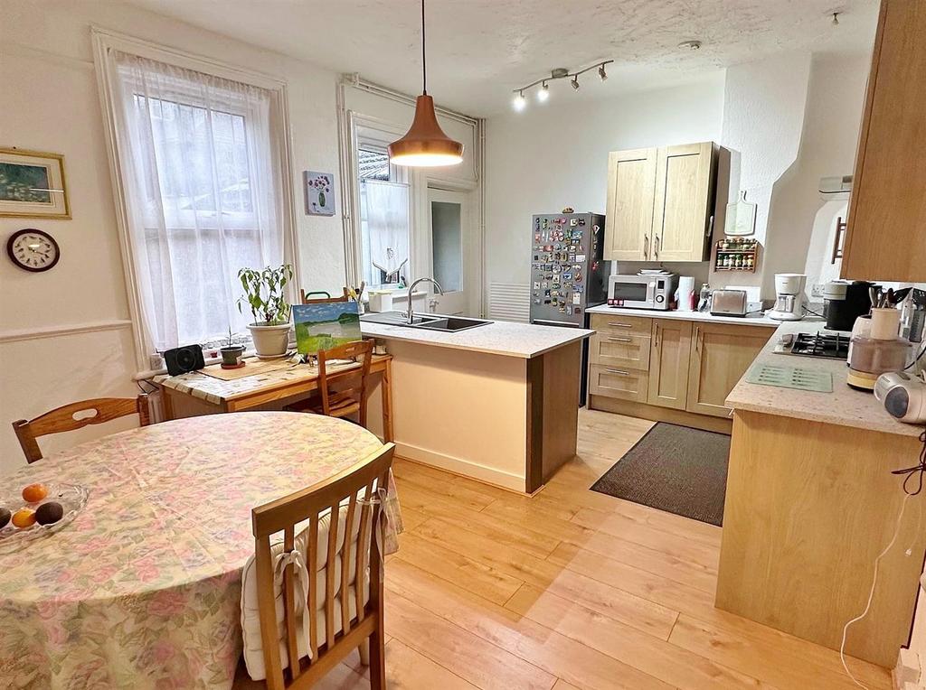 Greys Road, Eastbourne BN20 2 bed end of terrace house for sale £329,950