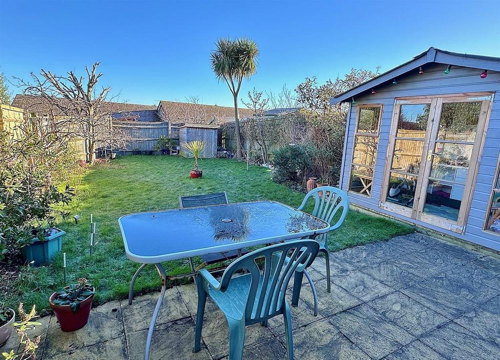 Hazelwood Avenue, Eastbourne BN22 2 bed bungalow for sale £289,950