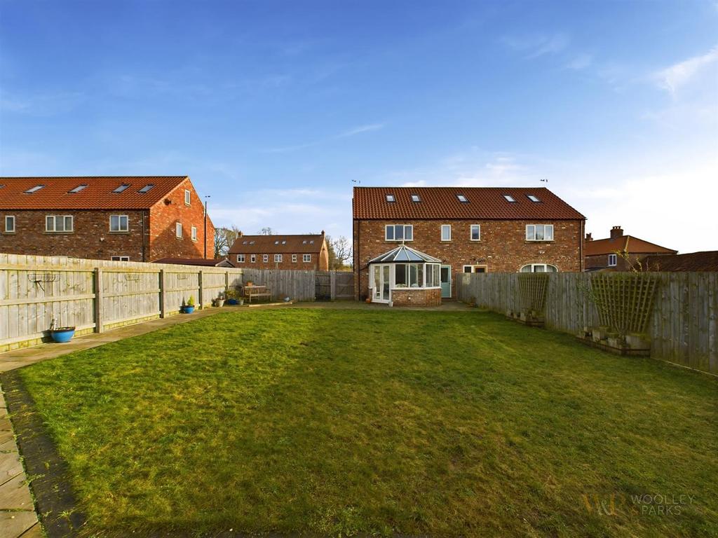 Manor Farm Court, Foxholes, Driffield 3 bed semidetached house for