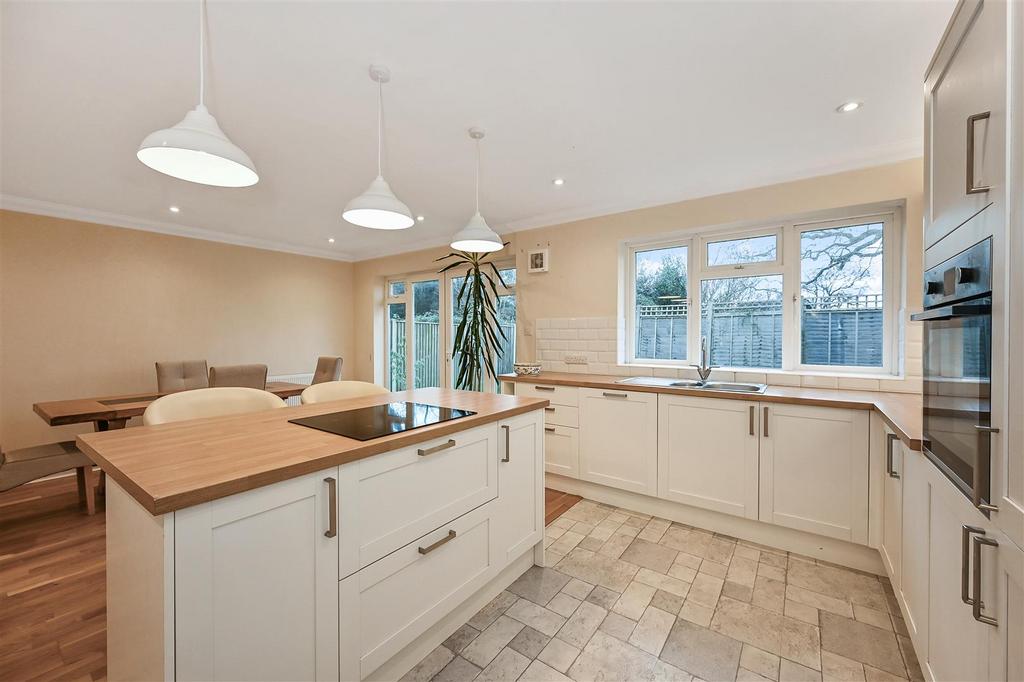 Burwood Grove, Hayling Island 4 bed detached house for sale £425,000