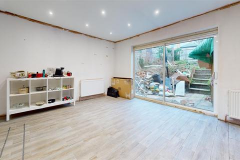 14 Cerne Road, Gravesend, DA12 4BW