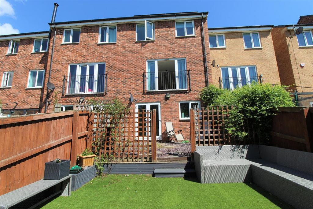 Silverwood Road, Woolley Grange, Barnsley S75 5RU 4 bed townhouse for