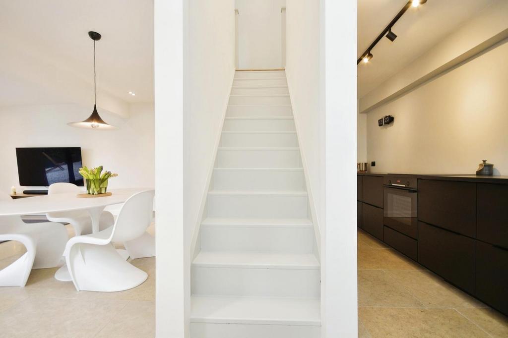 Entrance/stairs