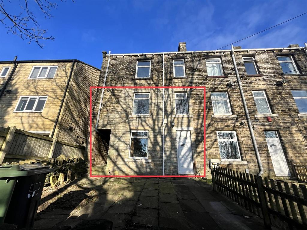 Longwood Road, Huddersfield HD3 2 bed terraced house £40,000