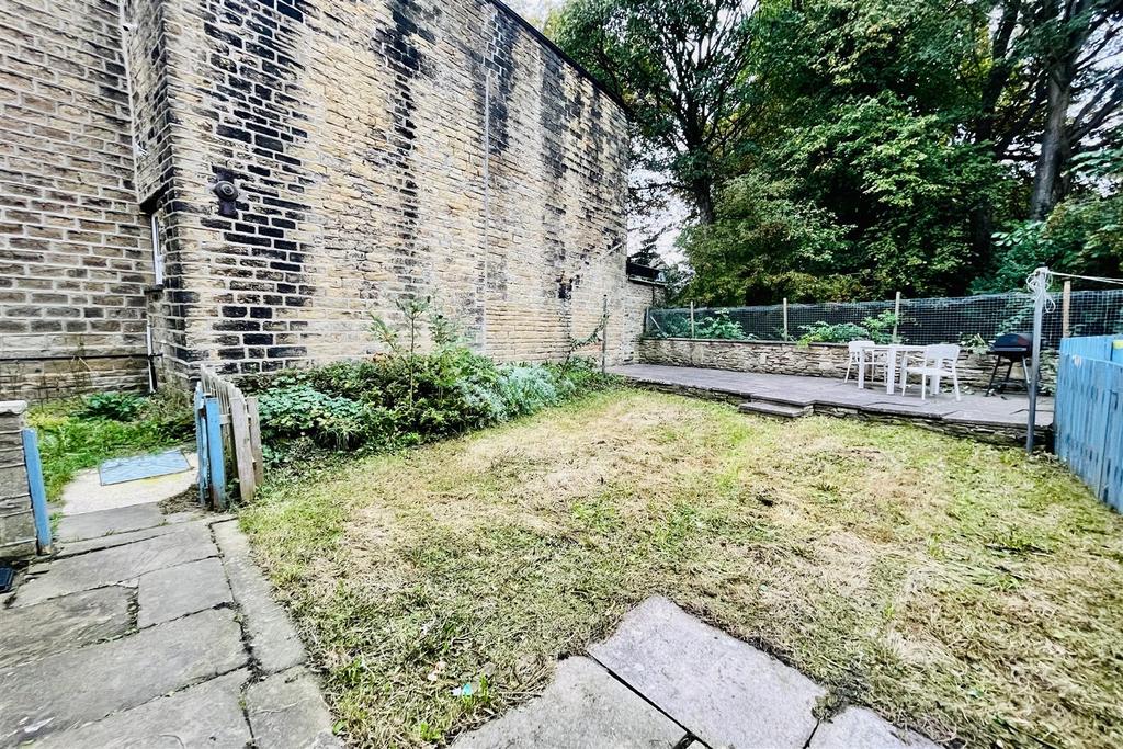Quarmby Road, Huddersfield HD3 2 bed terraced house for sale £115,000
