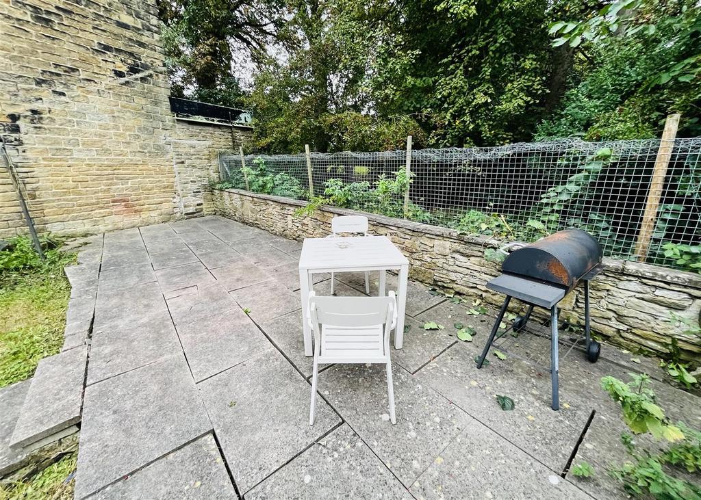 Quarmby Road, Huddersfield HD3 2 bed terraced house for sale £115,000