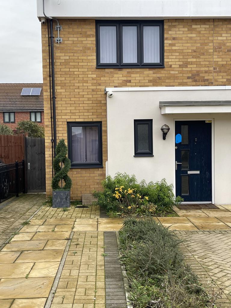 Sanderling Close, East Tilbury, Tilbury 2 bed terraced house £1,600