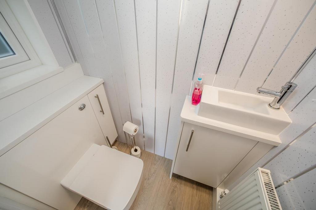 Cloakroom/wc