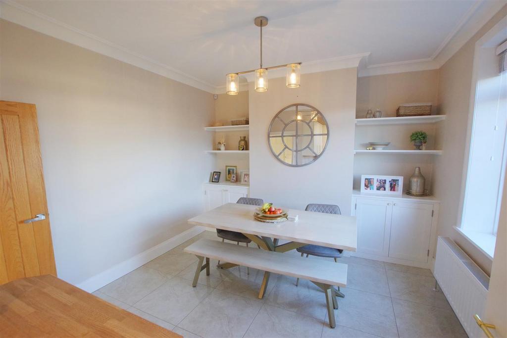 South Parade, Elland 3 bed end of terrace house £950 pcm (£219 pw)