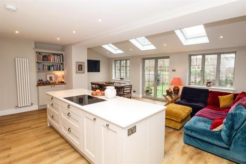 2 Chesilton Crescent, Church Crookham, Fleet, GU52 6NZ