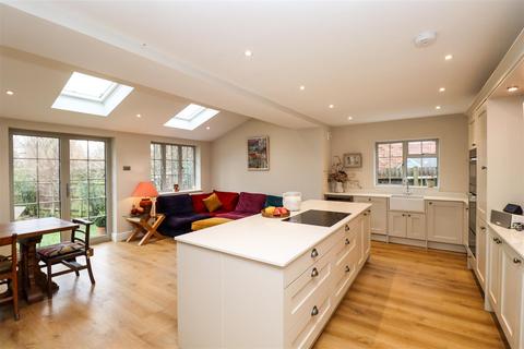 2 Chesilton Crescent, Church Crookham, Fleet, GU52 6NZ