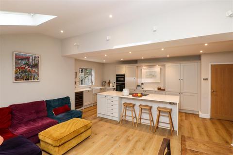 2 Chesilton Crescent, Church Crookham, Fleet, GU52 6NZ