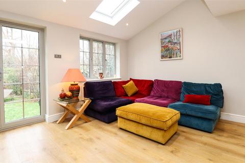 2 Chesilton Crescent, Church Crookham, Fleet, GU52 6NZ