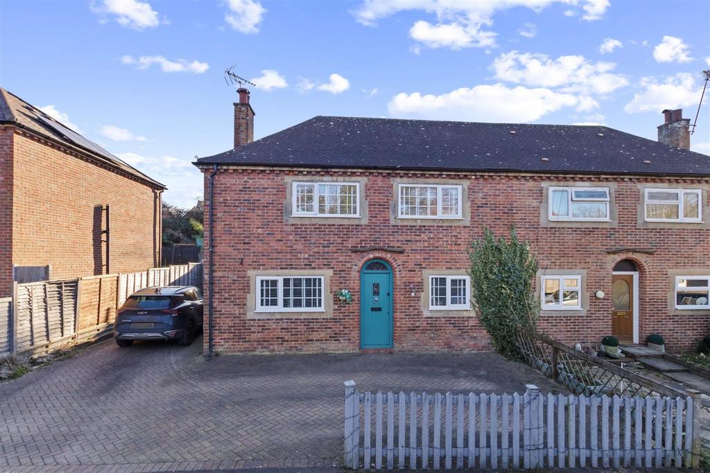 Fieldway, Haslemere 3 bed semidetached house for sale £565,000