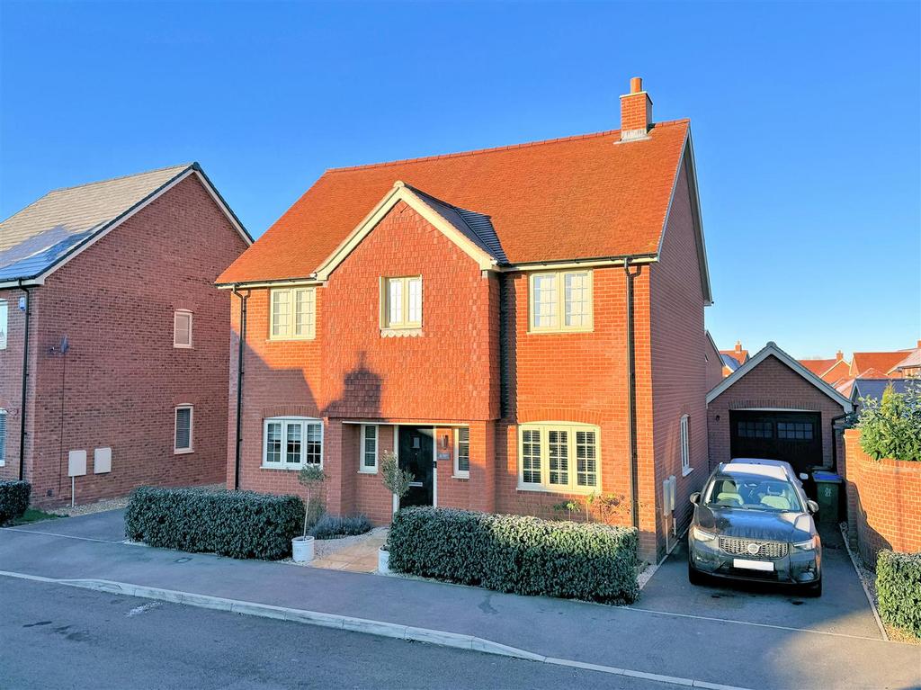 Brandon Close, Aston Clinton HP22 4 bed detached house for sale £725,000