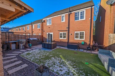 4 bedroom detached house for sale - Cooke Close, Leigh