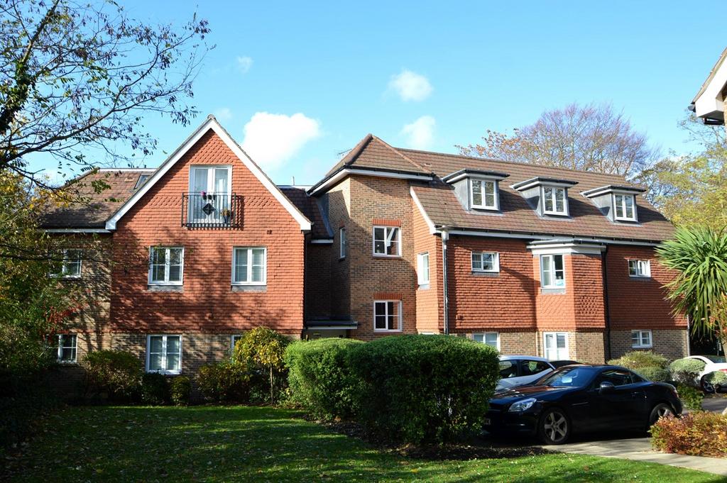 Stretton Court, Wey Road, WEYBRIDGE... 2 bed apartment £1,650 pcm (£