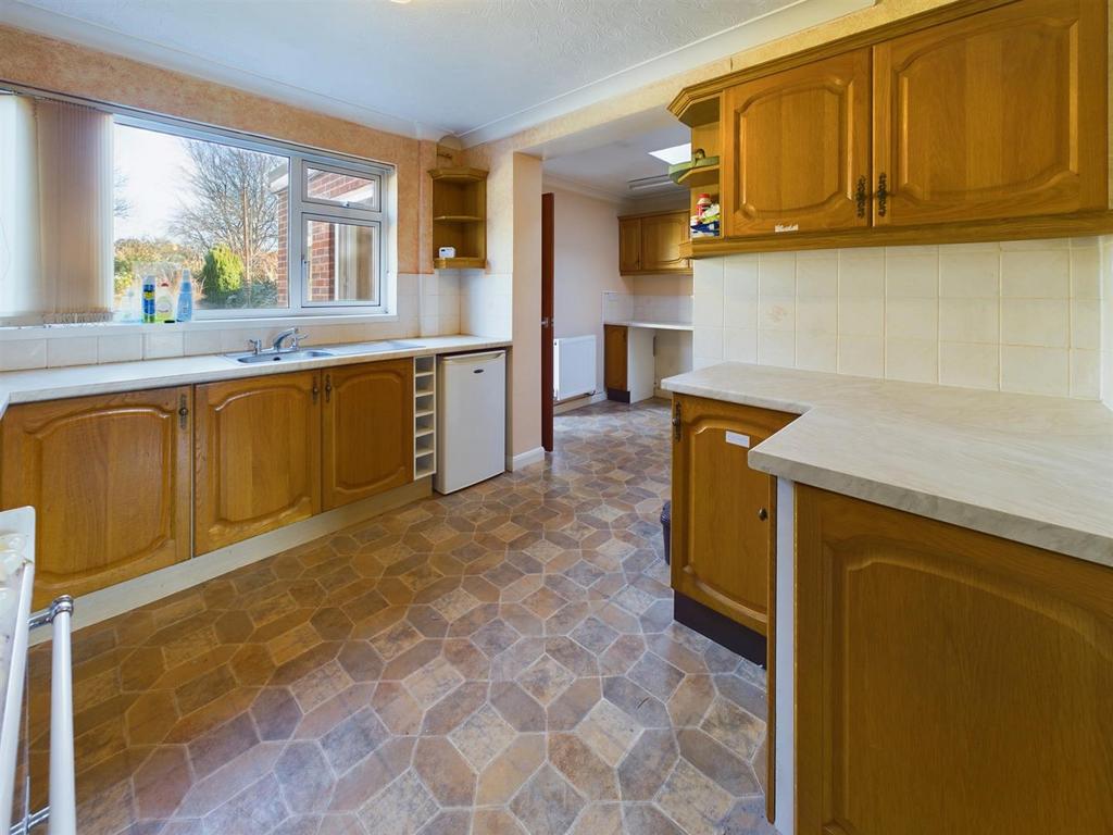 Lavington Drive, Longlevens, Gloucester 3 bed detached house for sale