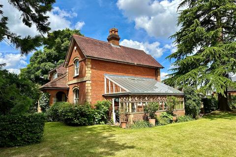 4 bedroom detached house for sale, Pottery Lane, Wrecclesham, Farnham