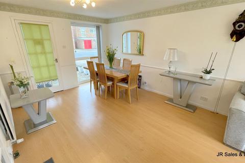 3 bedroom end of terrace house for sale, Westmeade Close, West Cheshunt