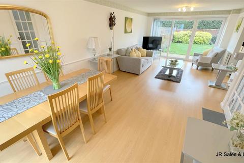 3 bedroom end of terrace house for sale, Westmeade Close, West Cheshunt