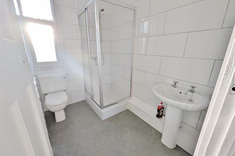 2 bedroom bungalow to rent, Highfield Close, Westcliff-On-Sea