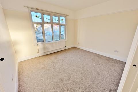 2 bedroom bungalow to rent, Highfield Close, Westcliff-On-Sea