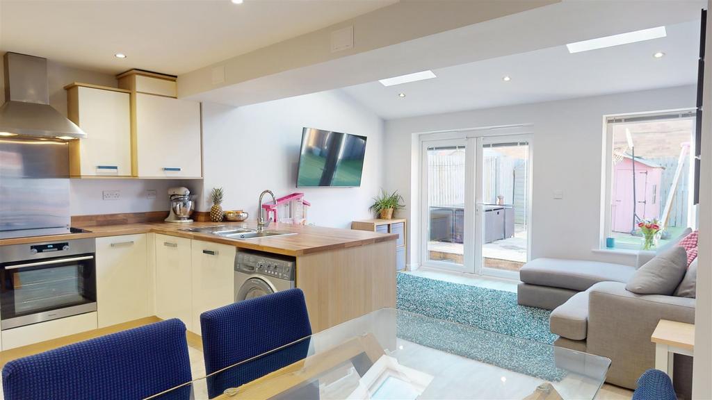 Harley Head Avenue, Lightcliffe 3 bed semidetached house for sale £