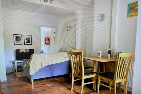 2 bedroom flat to rent, Highgate Hill, London