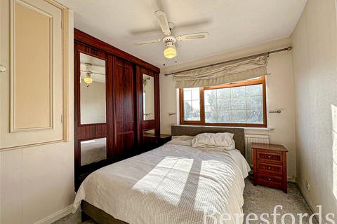 4 bedroom semi-detached house for sale - Maytree Close, Rainham, RM13