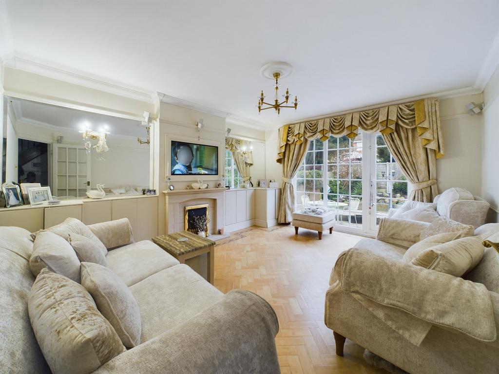Rayleigh Road, Benfleet, SS7 4 bed detached house for sale £450,000