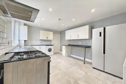 4 bedroom detached bungalow to rent - Whiteheart Avenue, Uxbridge, Greater London