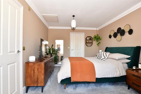 4 Ashleigh Gardens, Blue Bell Hill, Chatham, ME5 9GF