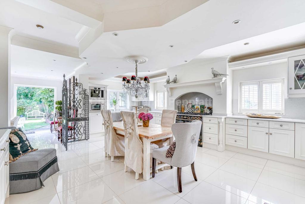 Lakenheath, Oakwood, N14 5 bed semidetached house £4,500 pcm (£1,038 pw)