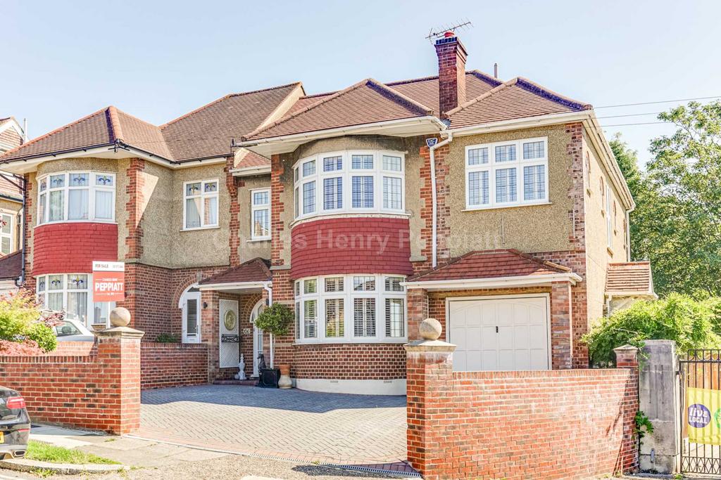 Lakenheath, Oakwood, N14 5 bed semidetached house £4,500 pcm (£1,038 pw)