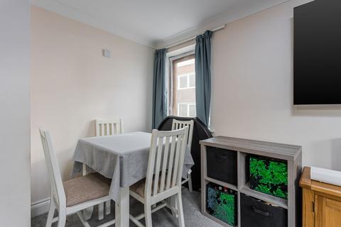 2 bedroom flat for sale, Rudge House Cantelupe Road, East Grinstead RH19