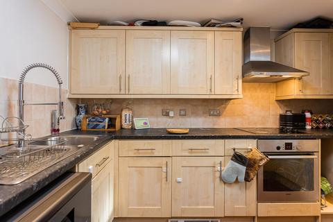 2 bedroom flat for sale, Cantelupe Road, East Grinstead RH19