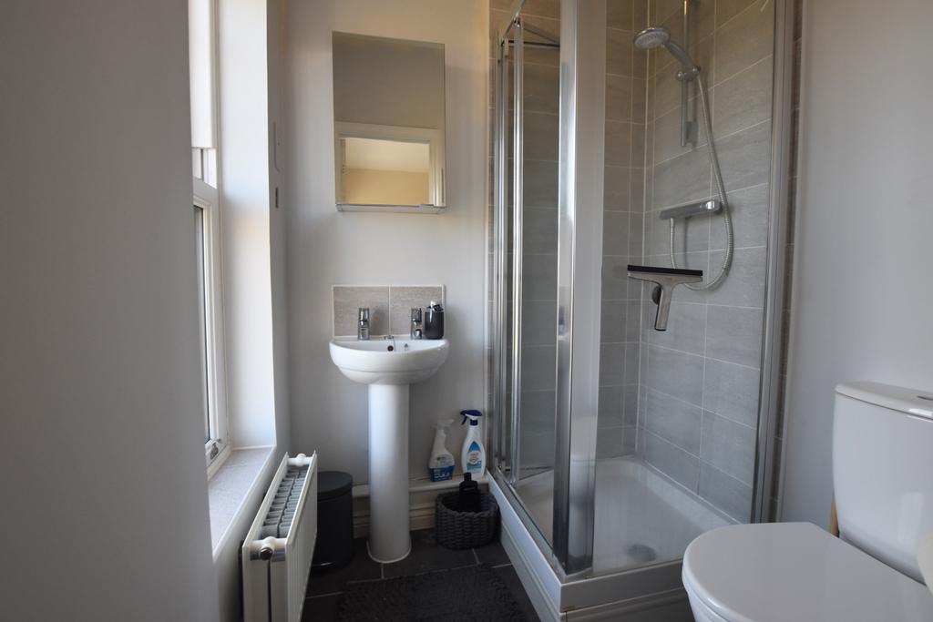 48 Kiln Drive en-suite