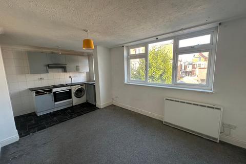 2 bedroom flat to rent, Edith Road, Clacton-On-Sea CO15