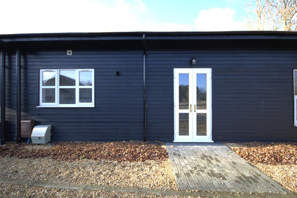 Jacks Hill, Graveley, Hitchin 2 bed flat £1,350 pcm (£312 pw)
