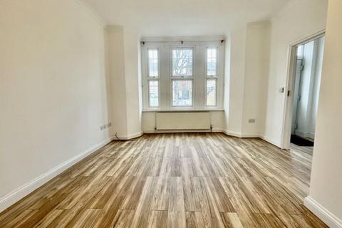 6 bedroom flat to rent, Eccleston Road, London, W13