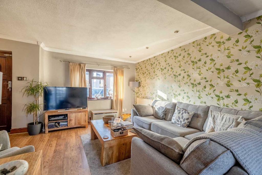 Lothian Avenue, Hayes UB4 3 bed semidetached house for sale £485,000