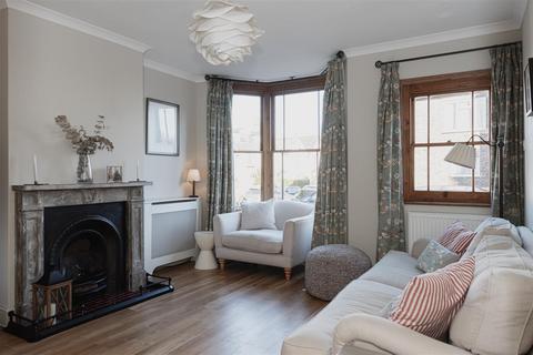 6 Oakhill Road, Reigate, RH2 7HA