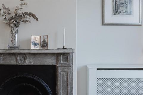 6 Oakhill Road, Reigate, RH2 7HA