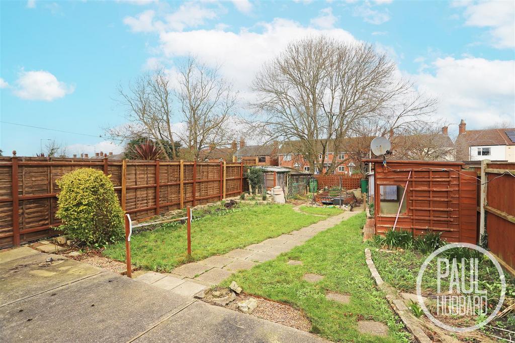 Dell Road East, Oulton Broad, NR33 2 bed semidetached bungalow for sale £180,000