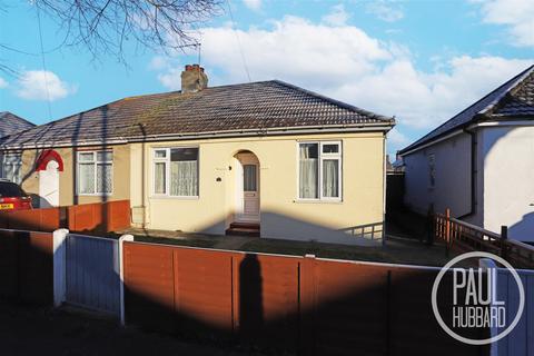 2 bedroom semi-detached bungalow for sale - Dell Road East, Oulton Broad, NR33