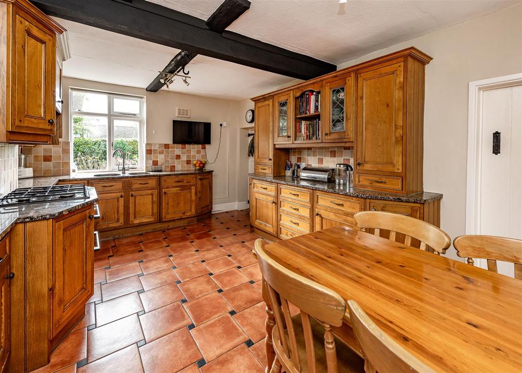 8 School Road-kitchen2.jpg