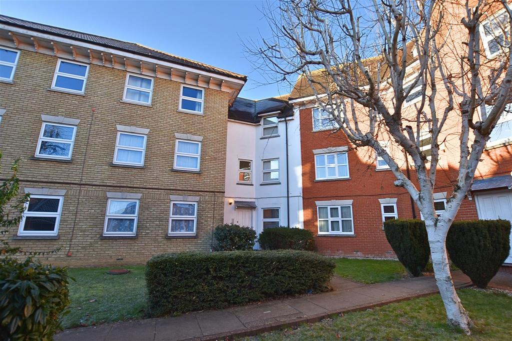 Tallow Gate, South Woodham Ferrers. 1 bed apartment £750 pcm (£173 pw)